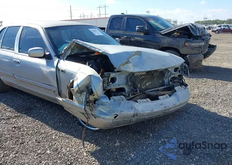 2002 Ford Crown Victoria Standard z USA, uszkodzony, nr VIN 2FAFP73W82X117687